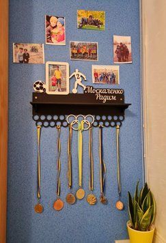 Поличка для медалей і нагород футбол радим 50смх35см коричнева (Medalnutsa-0602-339) 0702Medalnitsa_football_920_88 фото