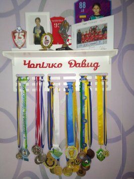 Поличка для медалей і нагород футбол Давид 50смх35см біла (Medalnutsa-0602-342) 0702Medalnitsa_football_920_91 фото