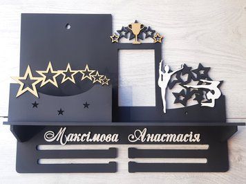 Медальниця гімнастика Анастасія з карманом для грамот і дипломів з поличкою для кубків і фоторамкою 50смх35см чорна (Medalnutsa-0602-492) 0702Medalnitsa_gimnastica_1200_23 фото