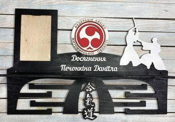 Поличка для медалей і нагород карате індивідуальна 50смх35см чорна (Medalnutsa-0602-610) doub_0702Medalnitsa_karate_920_55 фото