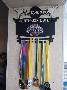 Підставка для медалей карате Євген 50смх35см чорна (Medalnutsa-0602-600) 0702Medalnitsa_karate_920_45 фото
