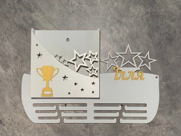 Медальниця без виду спорту Ілля з карманом для грамот і дипломів з поличкою для кубків і фоторамкою 50смх35см біла (Medalnutsa-0602-910) doub_07020602Medalnitsa_bezvida_1200_2 фото