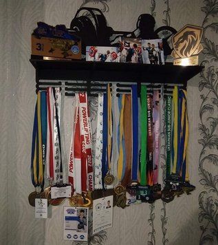 Підставка для медалей VVV індивідуальна 50смх35см чорна (Medalnutsa-0602-700) doub_0702Medalnitsa_pawerliftung_920_5 фото