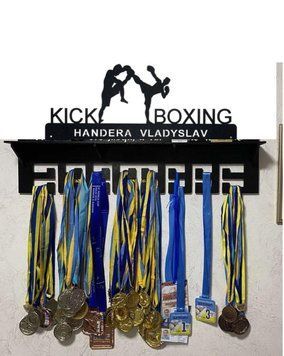 Полочка для медалей и наград бокс Владислав 50смх35см черная (Medalnutsa-0602-663) 0702Medalnitsa_kikbox_920_3 фото