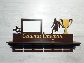 Поличка для медалей і нагород футбол Стефан 50смх35см коричнева (Medalnutsa-0602-273) doub_0702Medalnitsa_football_920_22 фото