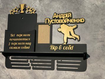 Медальниця дзюдо, боротьба, з карманом для грамот і дипломів з полкою для кубків з фоторамкою 50смх35см чорна (Medalnutsia-139) Medalnitsa_djudo_1200_6 фото
