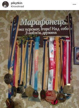 Медальница бег, легкая атлетика именная с полкой, деревянная, держатель для медалей, медальницы 3910071437_medalnitsa-beg-legkaya фото