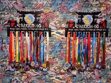 Поличка для медалей і нагород карате індивідуальна 50смх35см чорна (Medalnutsa-0602-597) doub_0702Medalnitsa_karate_920_42 фото