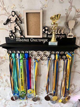 Поличка для медалей і нагород футбол Артем 50смх35см чорна (Medalnutsa-0602-333) 0702Medalnitsa_football_920_82 фото
