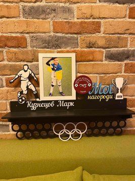 Поличка для медалей і нагород футбол Марк 50смх35см чорна (Medalnutsa-0602-328) 0702Medalnitsa_football_920_77 фото