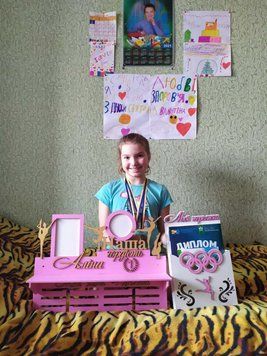 Медальниця для художньої гімнастики, іменна з поличкою, дерев'яна, тримач для медалей, медальниці 3911605732_medalnitsa-dlya-hudozhestvennoj фото
