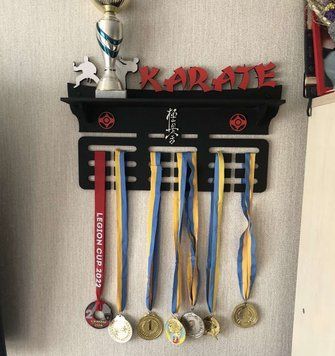 Поличка для медалей і нагород карате індивідуальна 50смх35см чорна (Medalnutsa-0602-601) doub_0702Medalnitsa_karate_920_46 фото